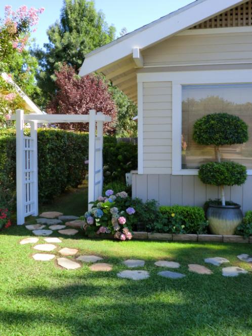 Name:  flower-garden-beside-the-house.jpg
Views: 15222
Size:  64.2 KB